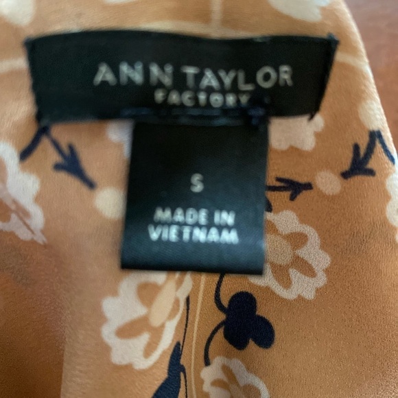 Ann Taylor Factory Button Front Blush, Cream and Navy Floral Blouse S EUC - Picture 3 of 5